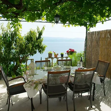 Drago Kovacic Apartment Omiš